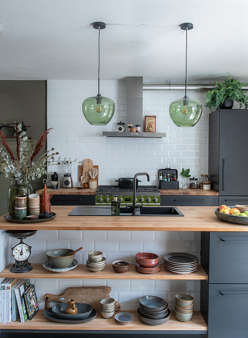 Moderne Küche mit Holzregalen, Glas-Hängeleuchten und grünen Akzenten