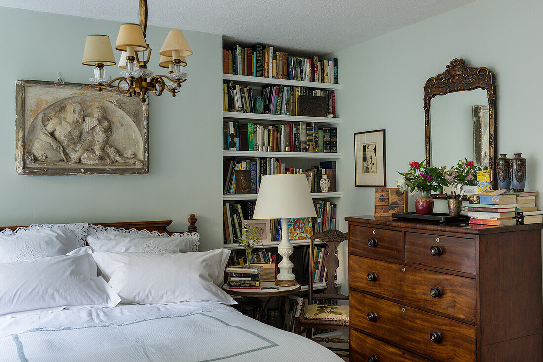 Historisches Schlafzimmer mit Gipsabguss von Pan und Satyr über dem Bett, britischer Landhausstil
