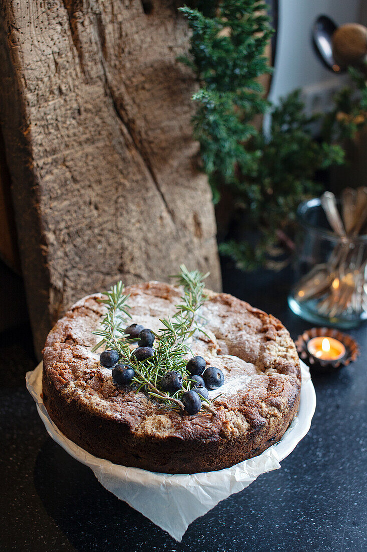 Hausgemachter Kuchen mit Rosmarin und schwarzen Johannisbeeren