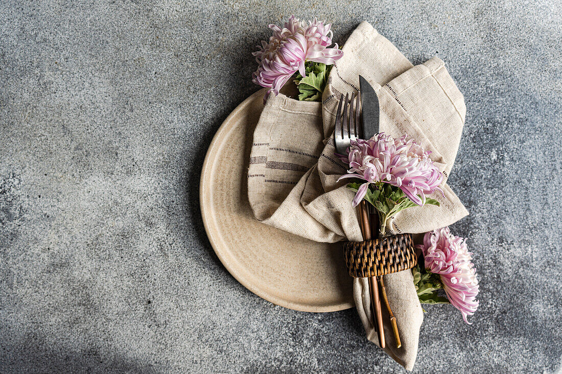 Rustikales Gedeck mit Chrysanthemen (Chrysanthemum)