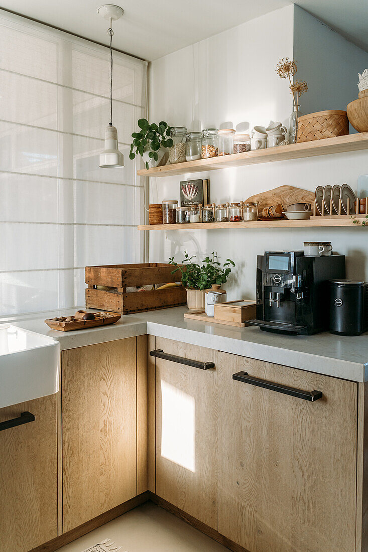 Moderne Küche mit Holzschränken, offener Ablage und Kaffeemaschine