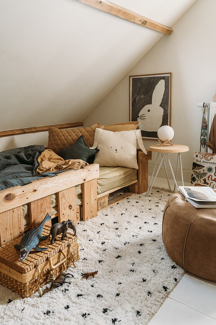 Kinderzimmer mit DIY-Holzbett und Hasen-Poster an der Wand