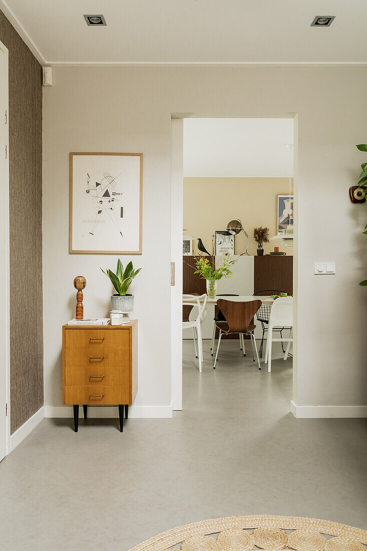 Living area with light-coloured walls and vintage furniture