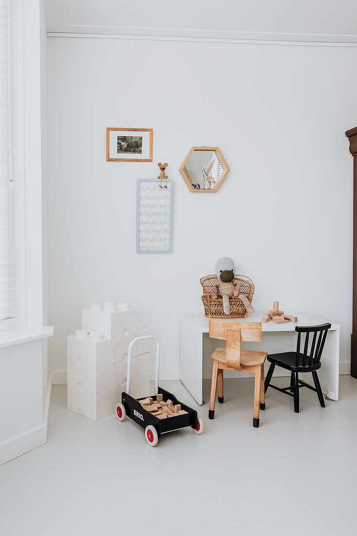 Spielecke im Wohnzimmer mit Tisch, Stühlen und Bauklötzen