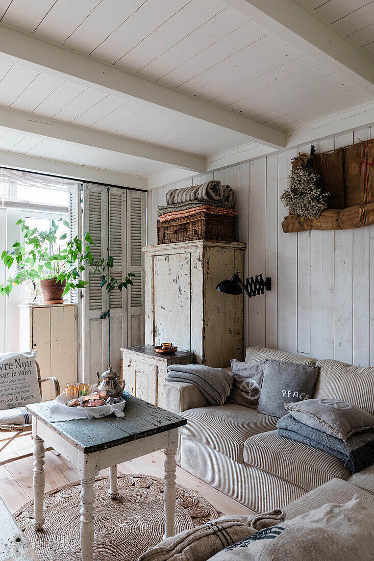 Wohnzimmer im Shabby-Chic-Stil mit Vintage-Möbeln