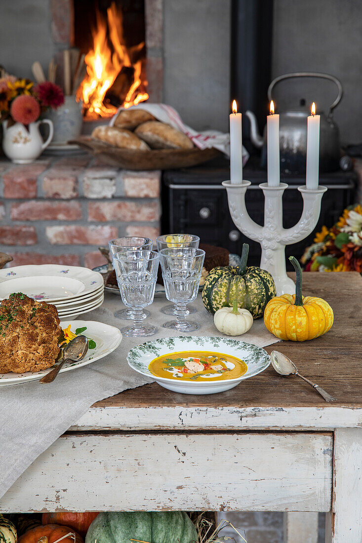 Herbstliche Kürbissuppe mit Sahnehäubchen