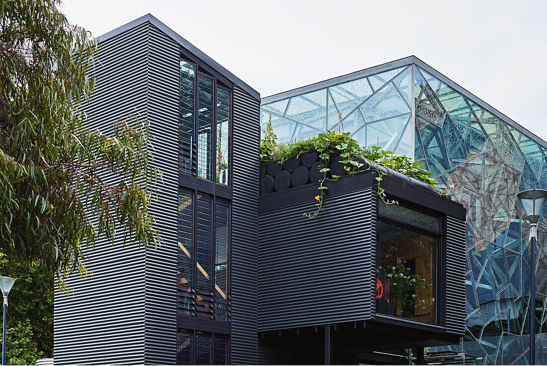 Futuristisches Haus mit Dachbegrünung in Melbourne