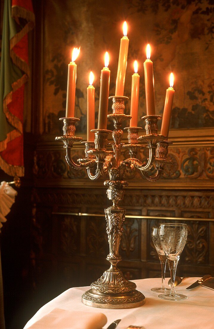 Kerzenleuchter mit brennenden Kerzen auf dem Tisch