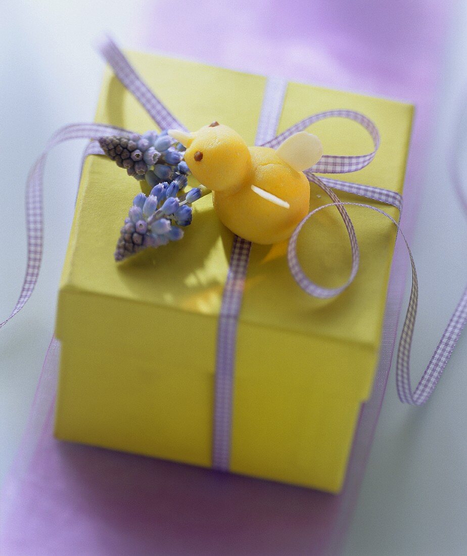 Easter parcel (gift box with Easter decoration)