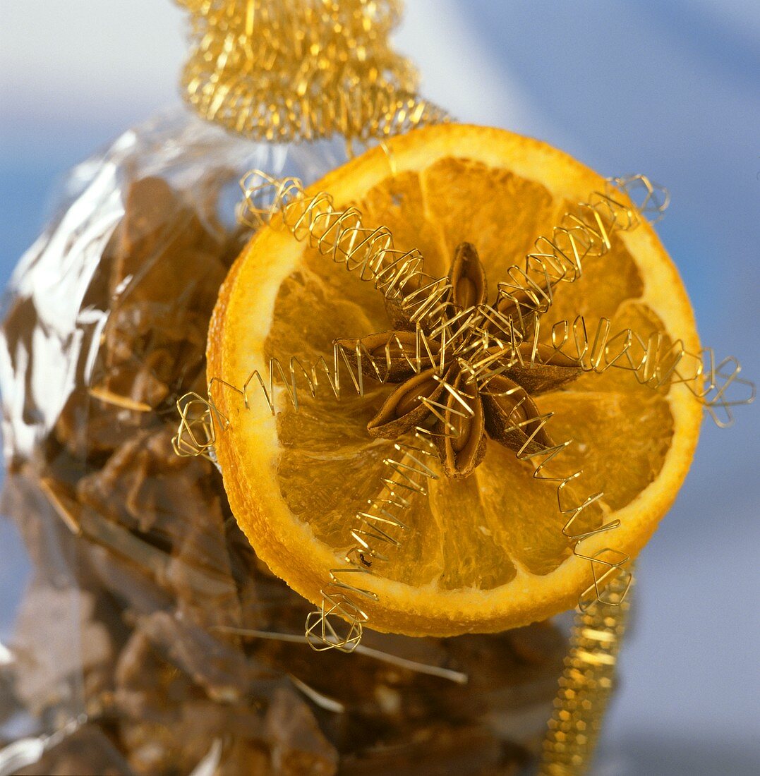 Weihnachtsdeko aus getrockneter Orangenscheibe & Sternanis