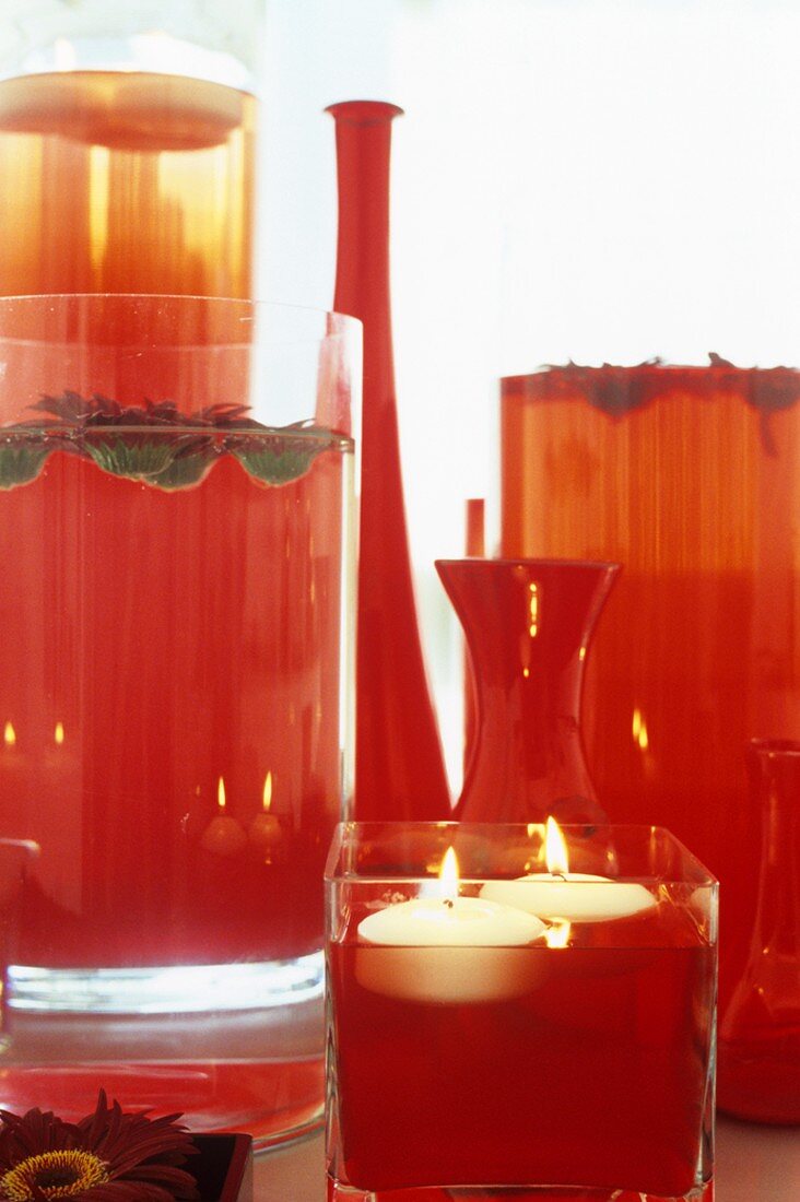 Rote Vasen und Schwimmkerzen als Tischdeko oder Partydeko