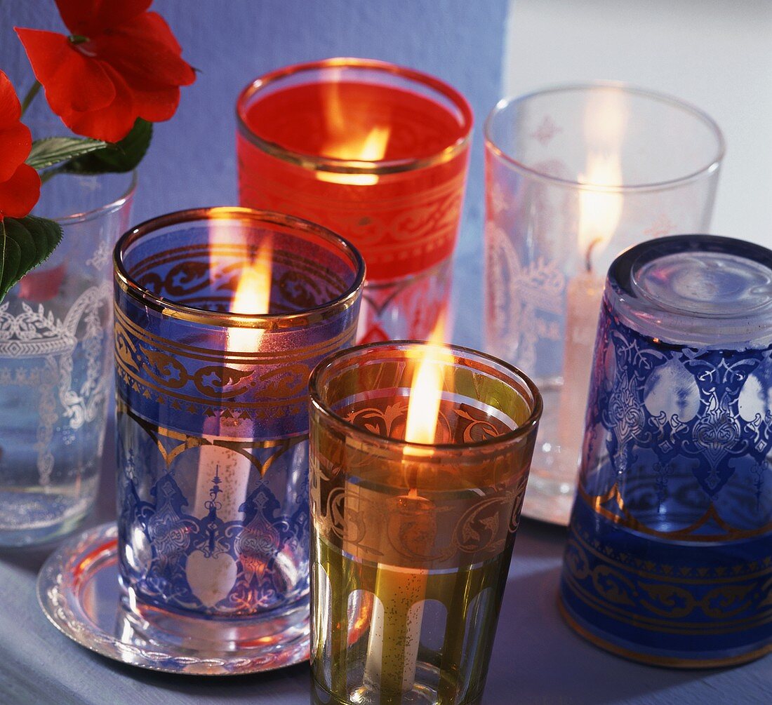 Kerzen in orientalischen Gläsern als Partydeko