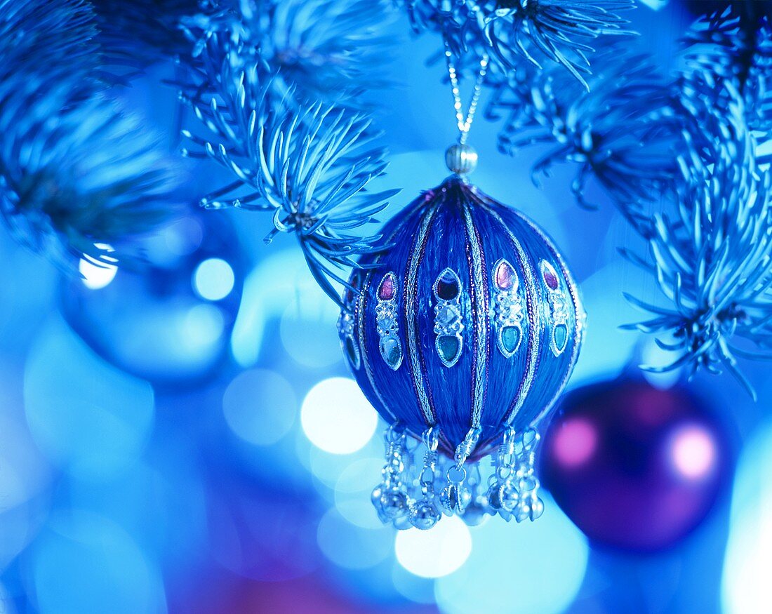 Verzierte Weihnachtskugel in blauem Licht