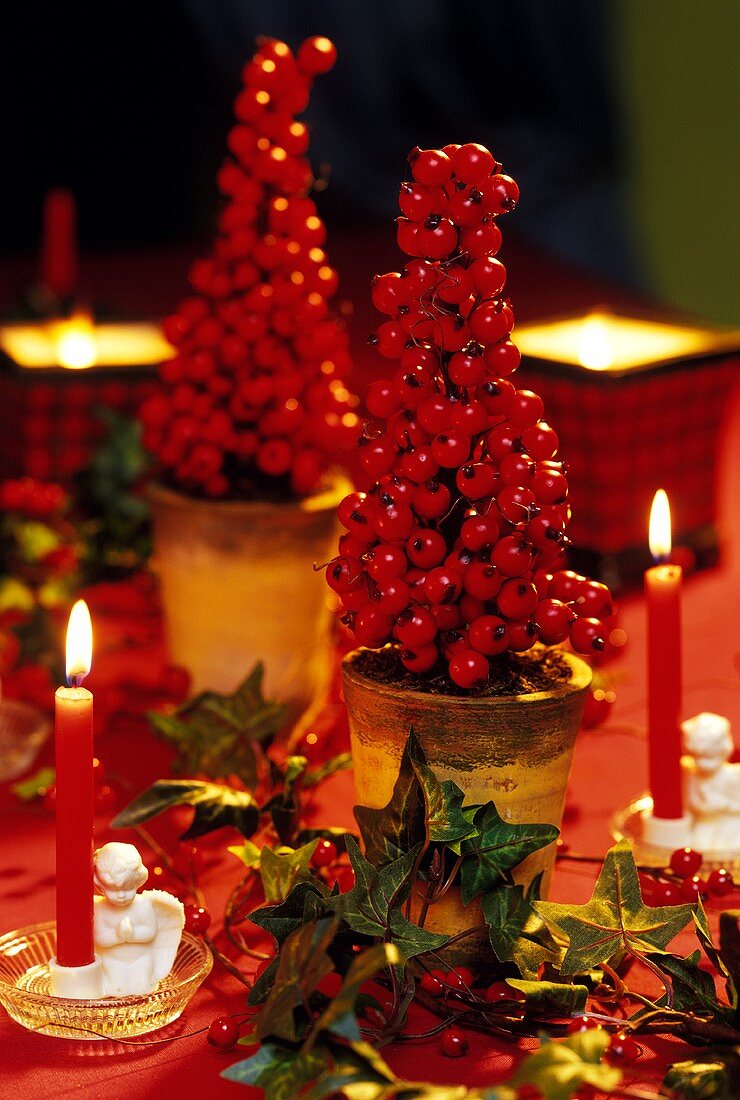 Christmas table decoration with ivy and rose hips (detail)