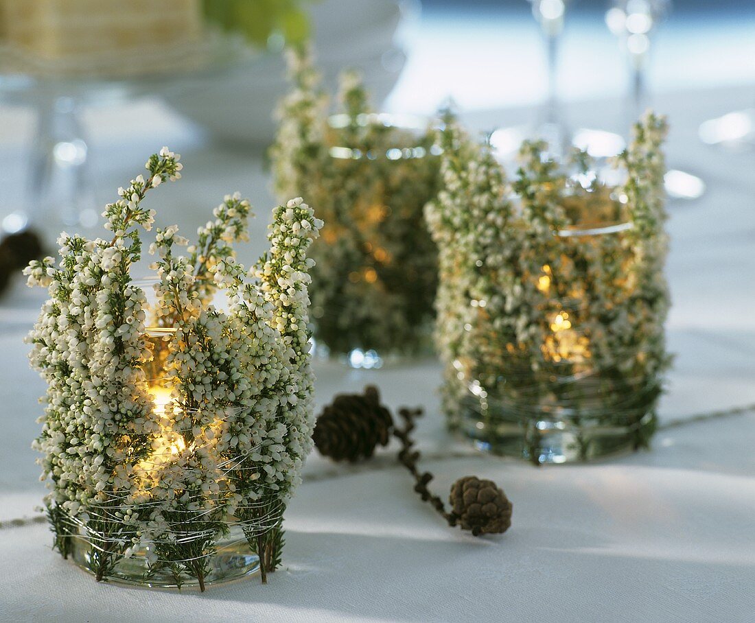 Teelichter in Gläsern mit weißem Heidekraut
