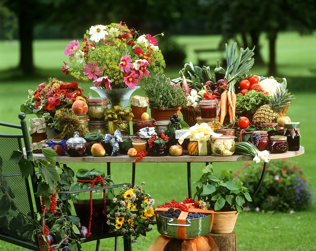 Geschenke aus dem Garten: Eingemachtes, Blumen, Kräuter etc.