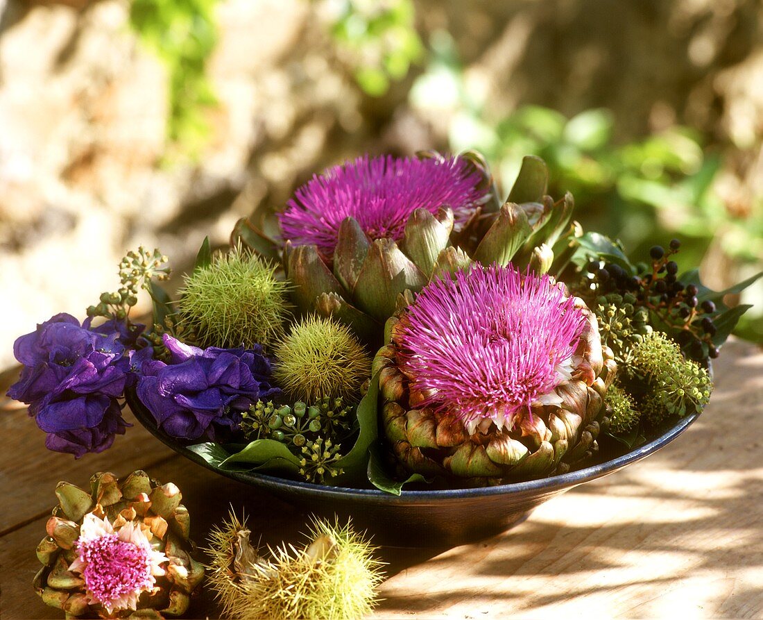 Herbstliches Gesteck mit Artischockenblüten & Kastanien