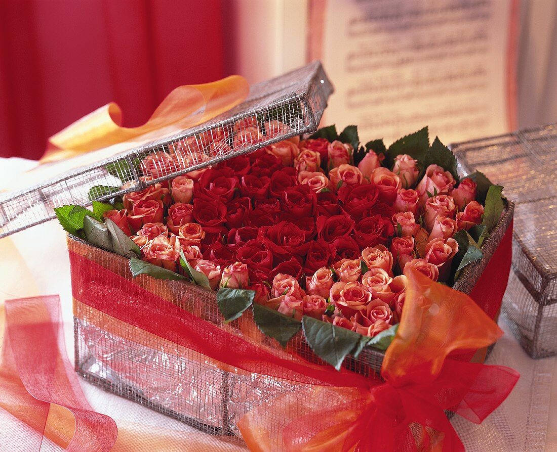 Herzschachtel gefüllt mit Rosenblüten