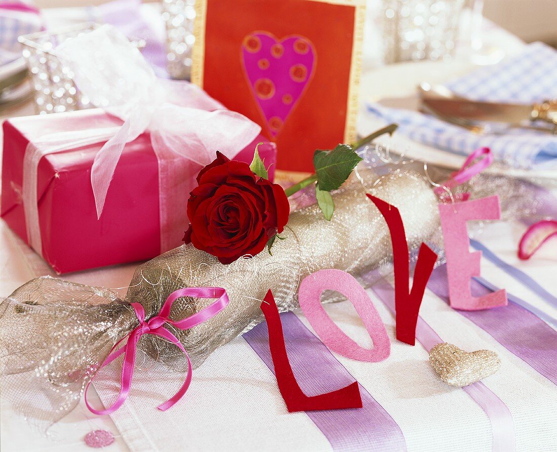 Tischdeko für den Valentinstag mit Buchstaben 'LOVE'