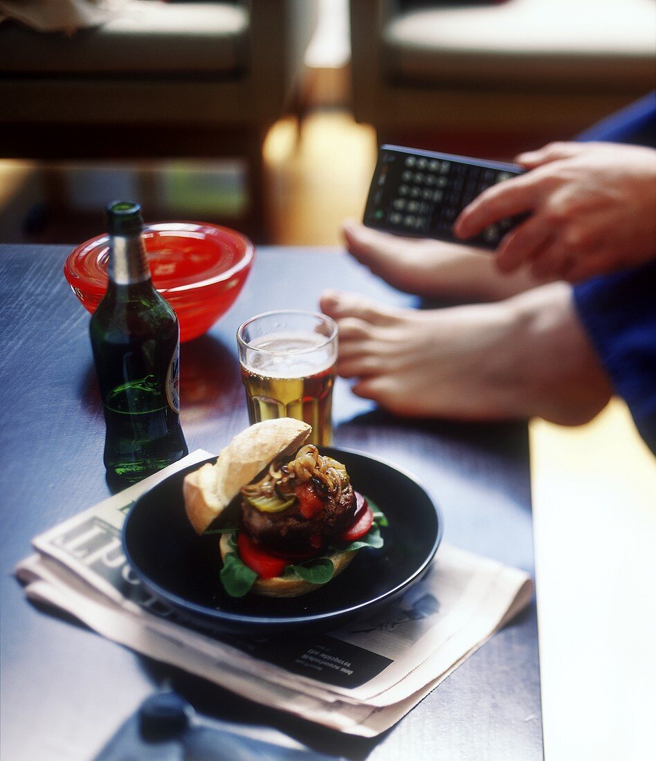 Beefburger and beer for TV evening