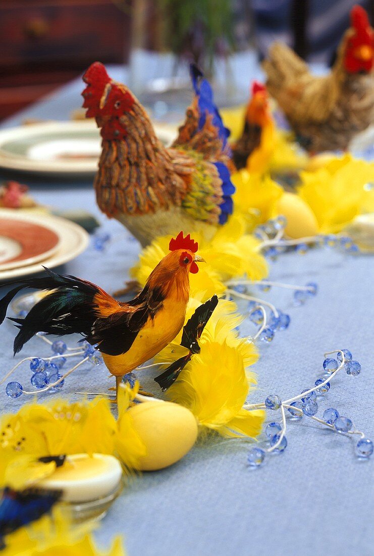 Hühner, Hähne und gelbe Federn als Osterdeko