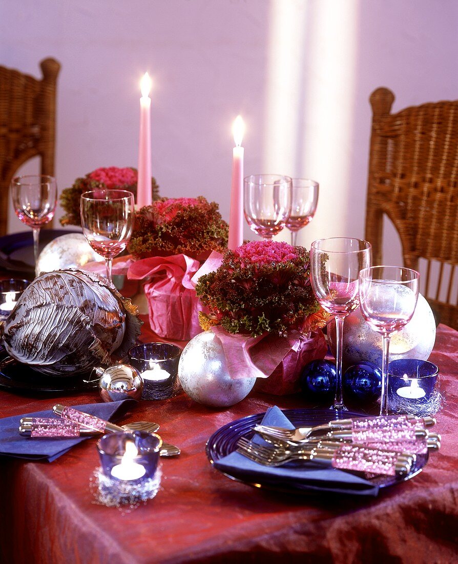 Festlich gedeckter Tisch für den Advent