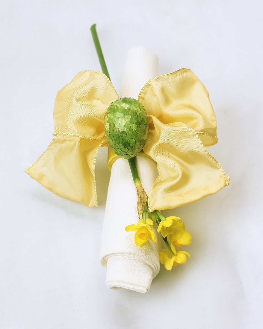 Fabric napkin with bow, narcissus and Easter egg