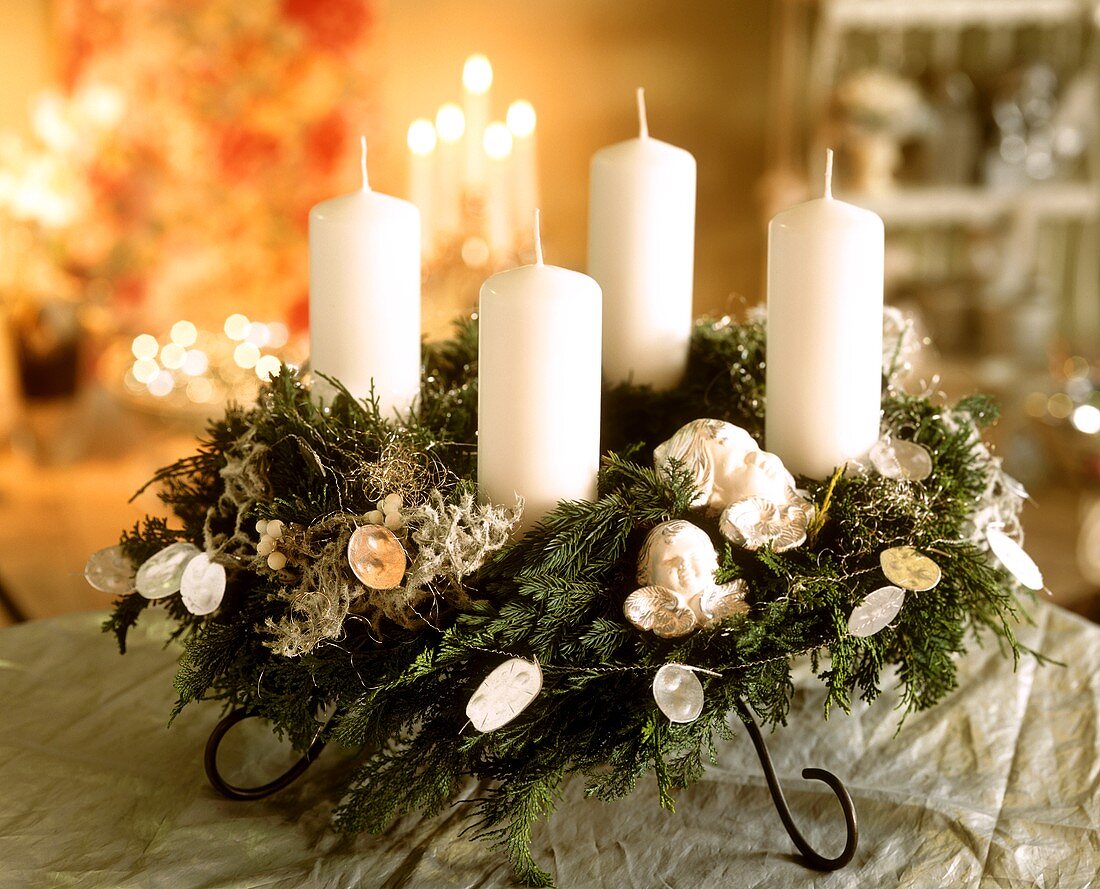 Adventskranz mit weissen Kerzen und weißem Schmuck
