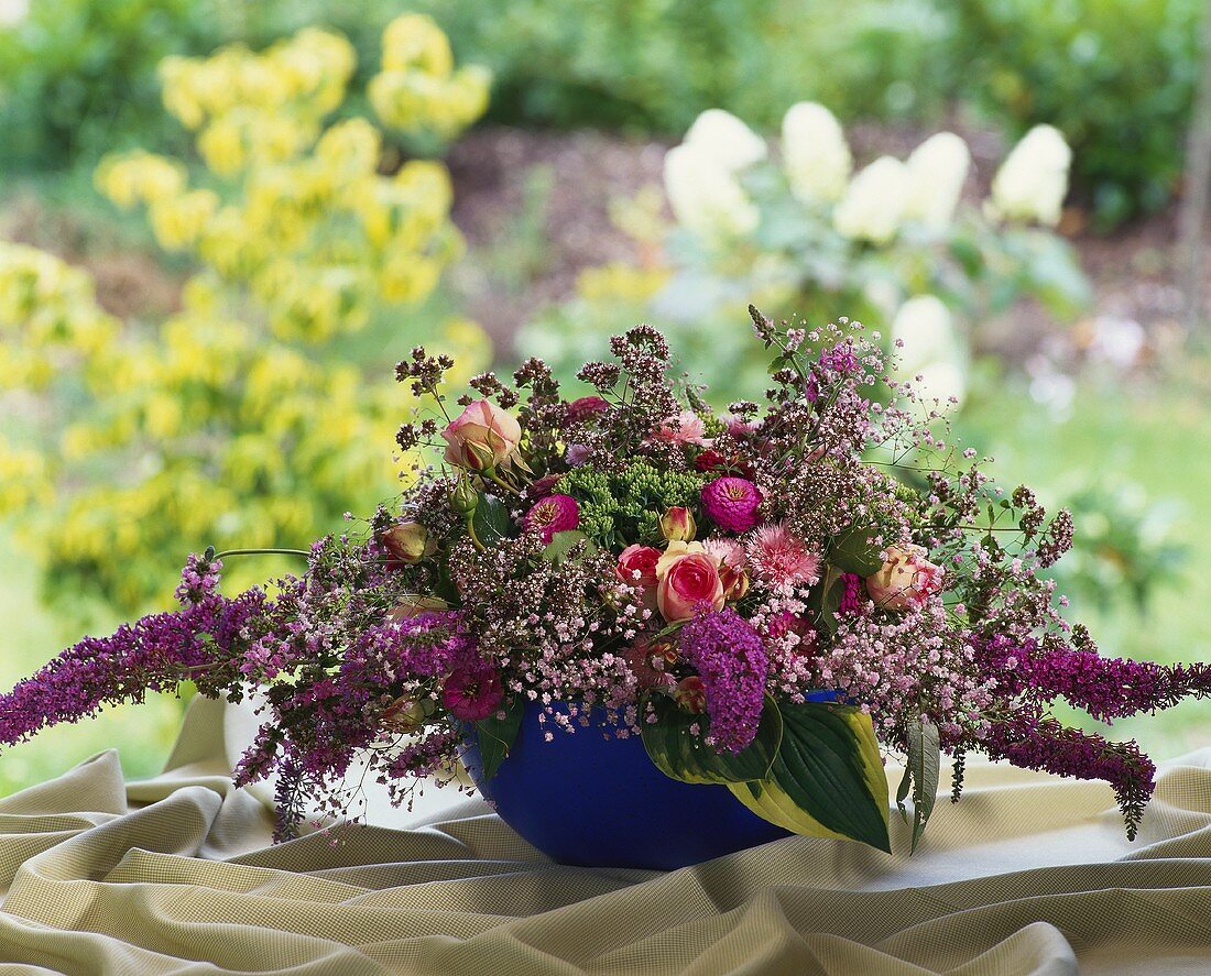 Gesteck mit Sommerflieder und Rosen