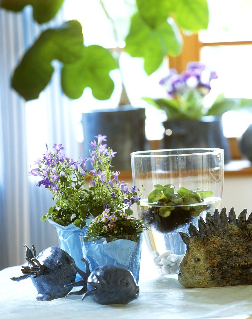 Tischdeko mit Glockenblumen, Wasserhyazinthe & Keramikfischen