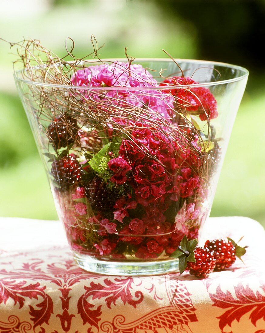 Arrangement von Bartnelkenblüten in einer Glasvase
