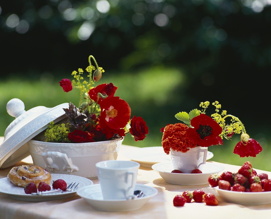 Tischdeko mit Mohnblumen, Rosen und Celosien