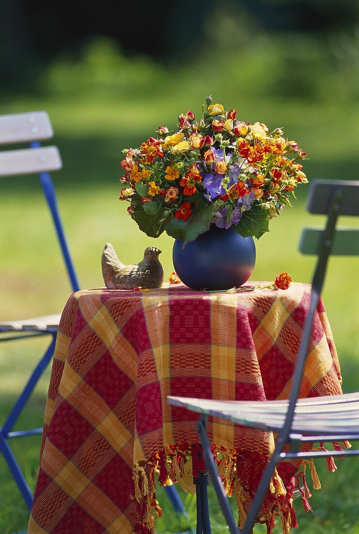 Kugelförmiger Blumenstrauss mit Röschen, Tagetes & Hortensie