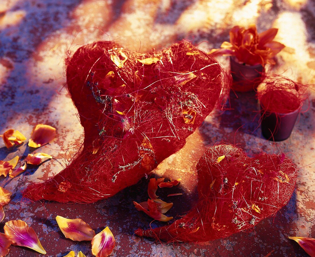 Rote Deko-Herzen und Blütenblätter