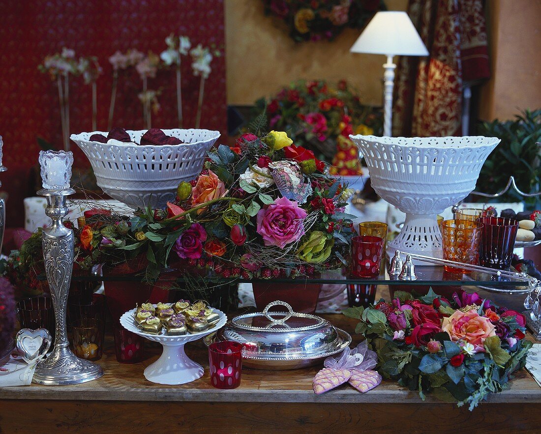 Elegante Blumengestecke mit Rosen als Tischdeko
