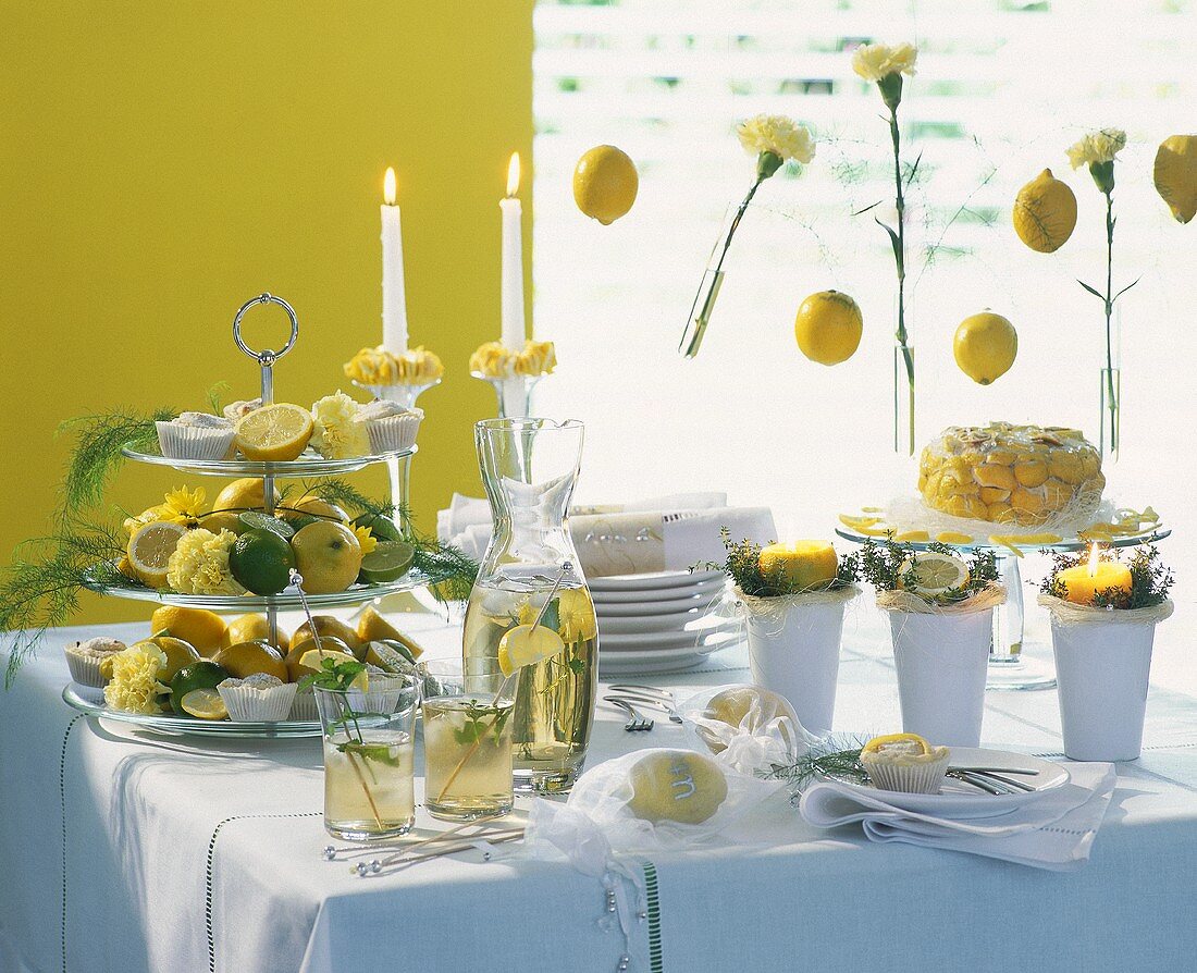 Sommerliches Buffet mit Zitronen
