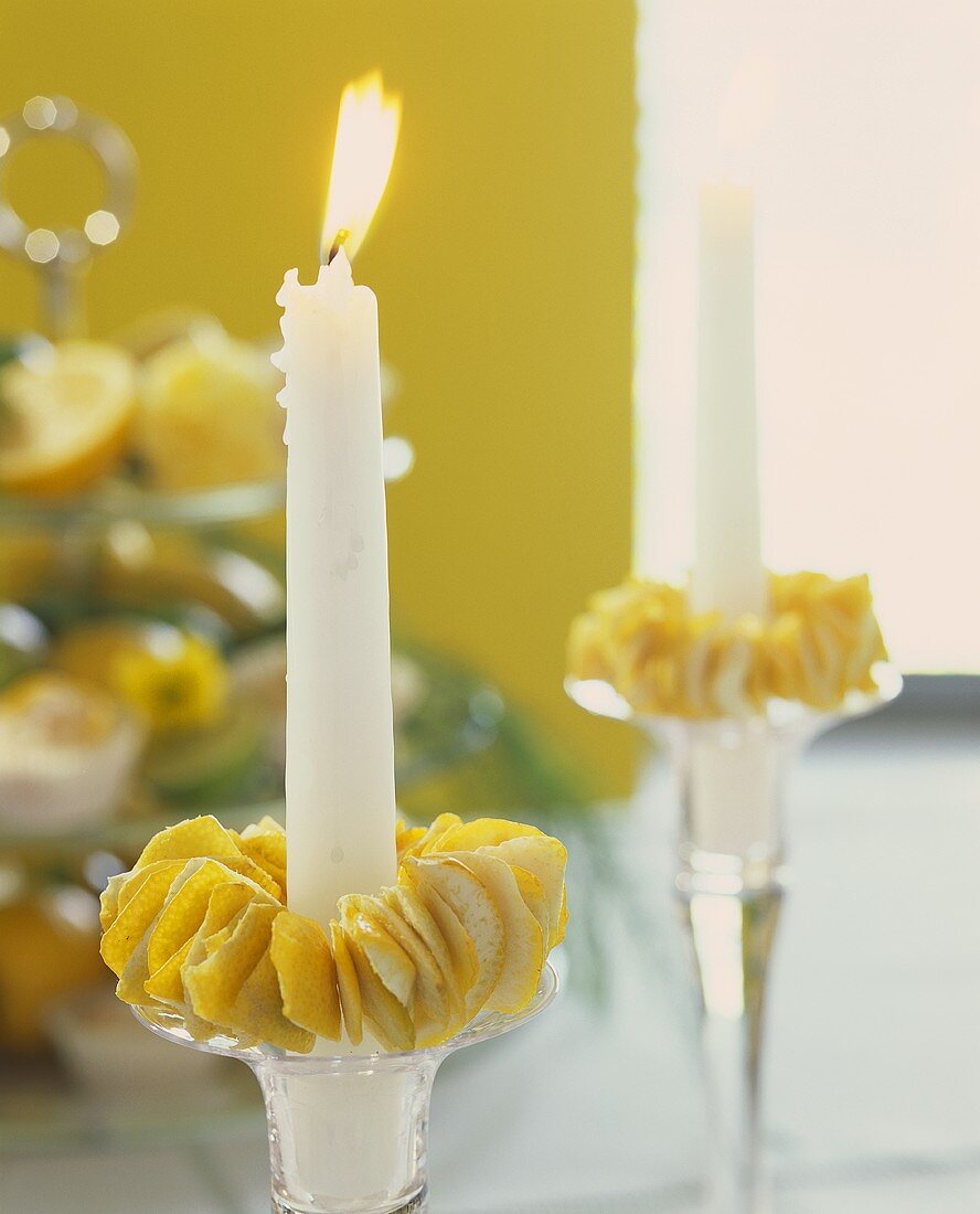 Kerze mit Kerzenring aus Zitronenschalen