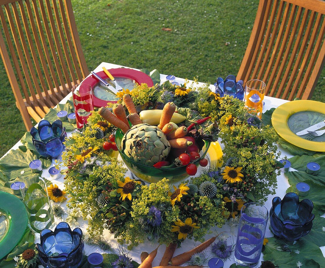 Gedeckter Tisch mit Gemüse & Blumenkranz