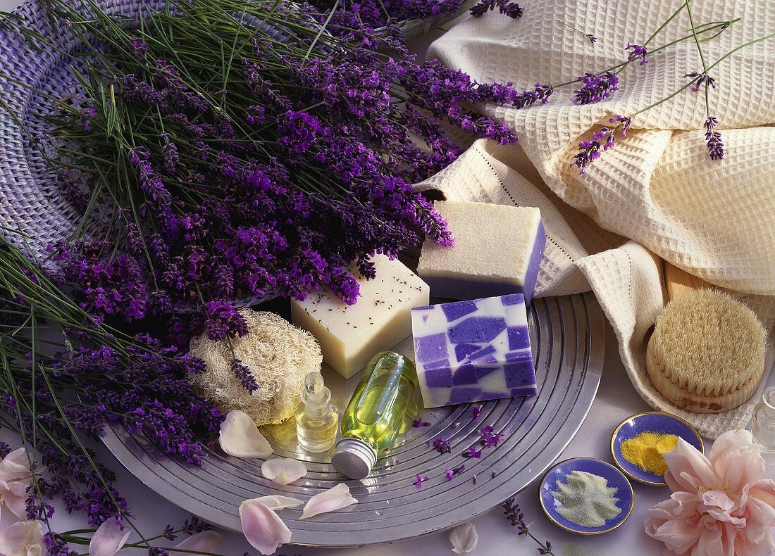 Natürliche Pflegeprodukte, Lavendelseife, Duftöl, Badezusatz