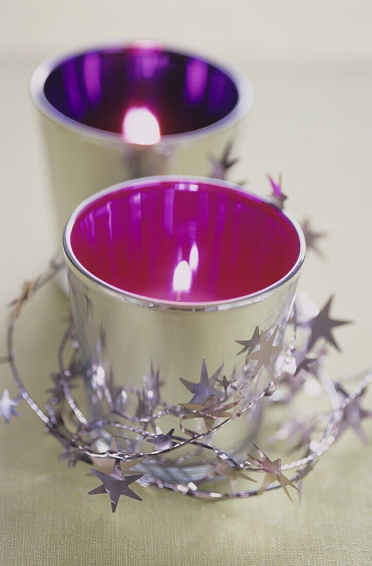 Weihnachtsdeko mit zwei Kerzen