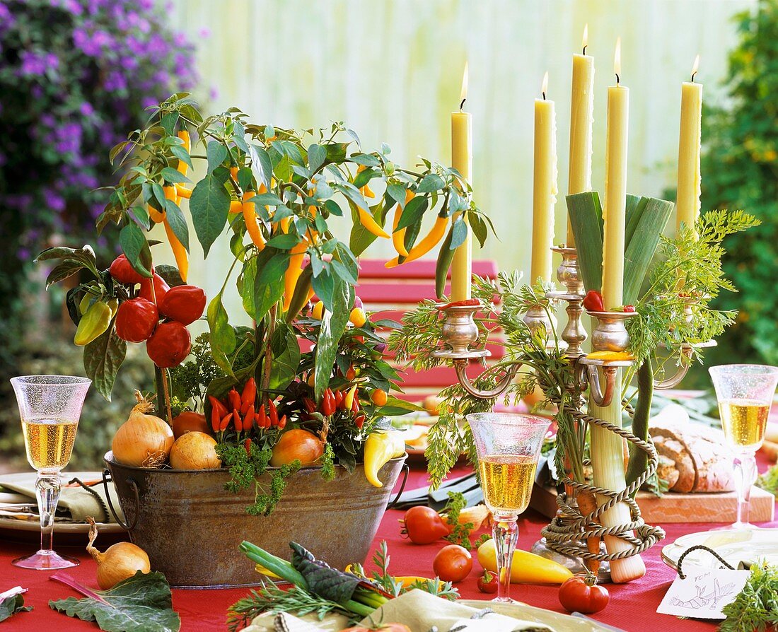 Tischdeko mit Kerzen und Gemüse
