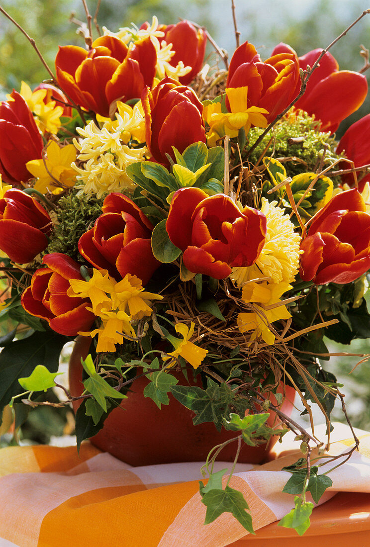 Blumenstrausss mit Tulpen, Hyazinthen und Narzissen