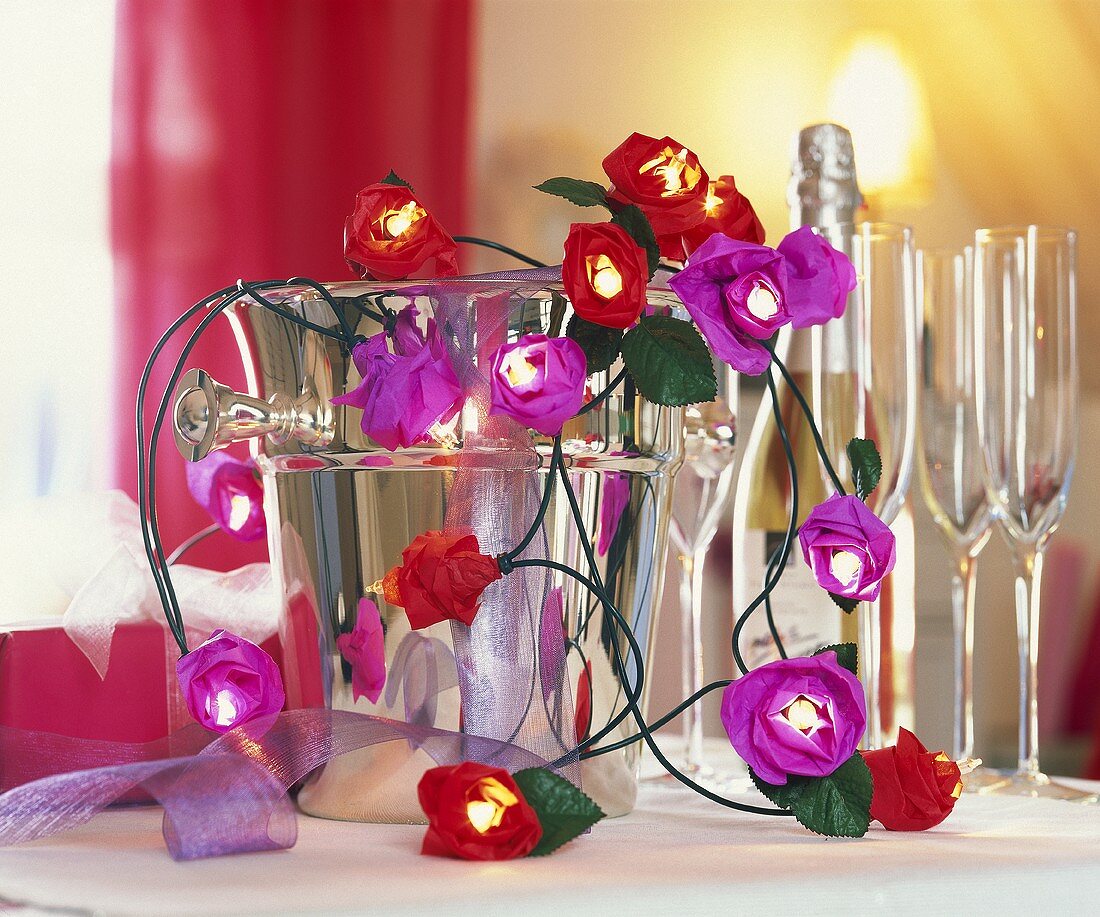 Blumenlichterkette mit Sektkühler und Gläsern