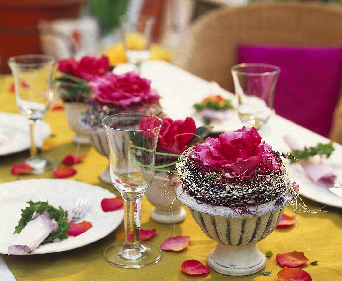 Kleine Tischgestecke mit Rosenblüten, Perlen, Sisal