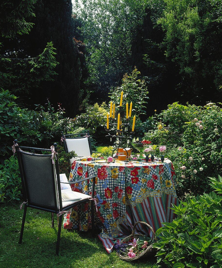 Romantisher Platz für einen Kaffeetisch im Garten
