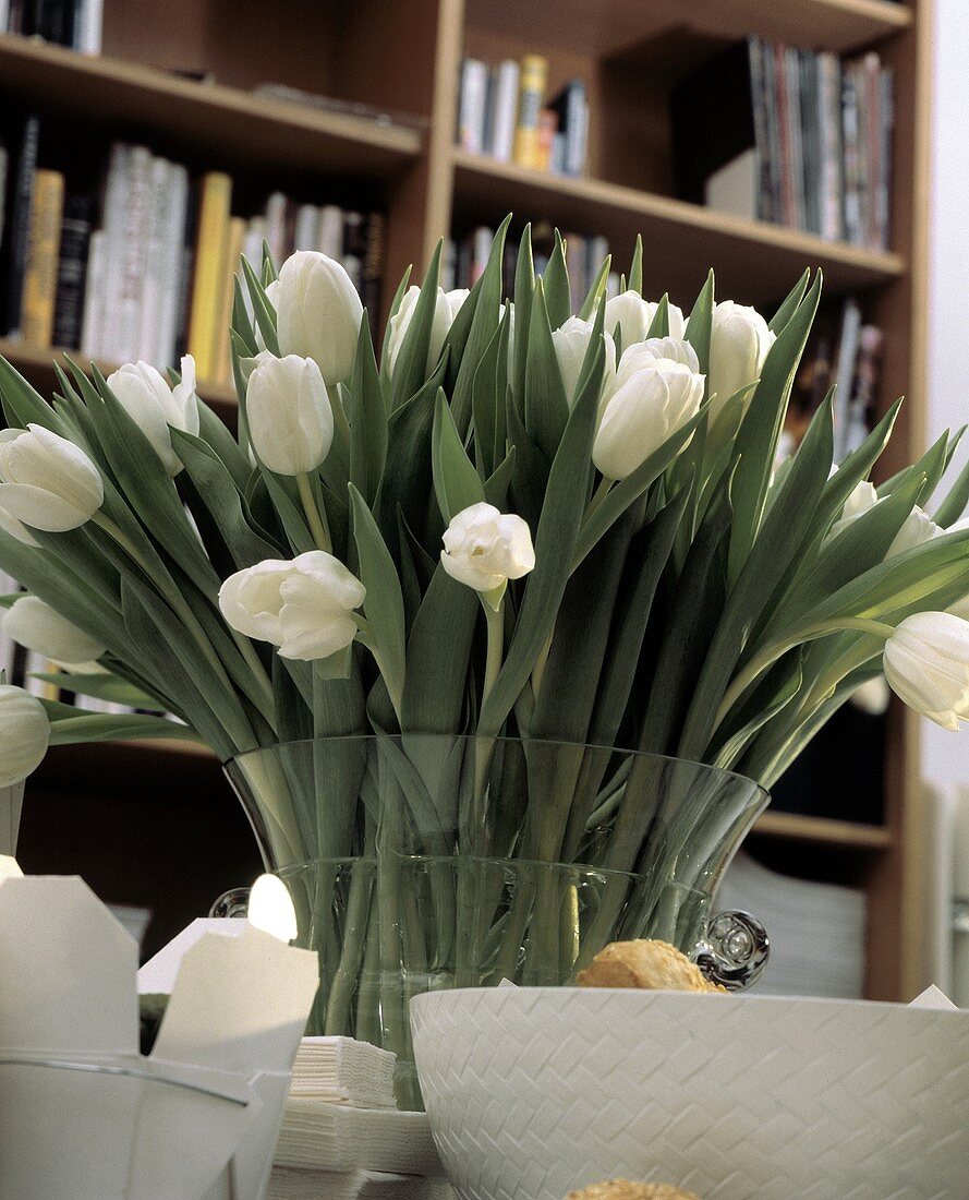 Grosser Strauss weisser Tulpen als Tischdeko für Bürofest