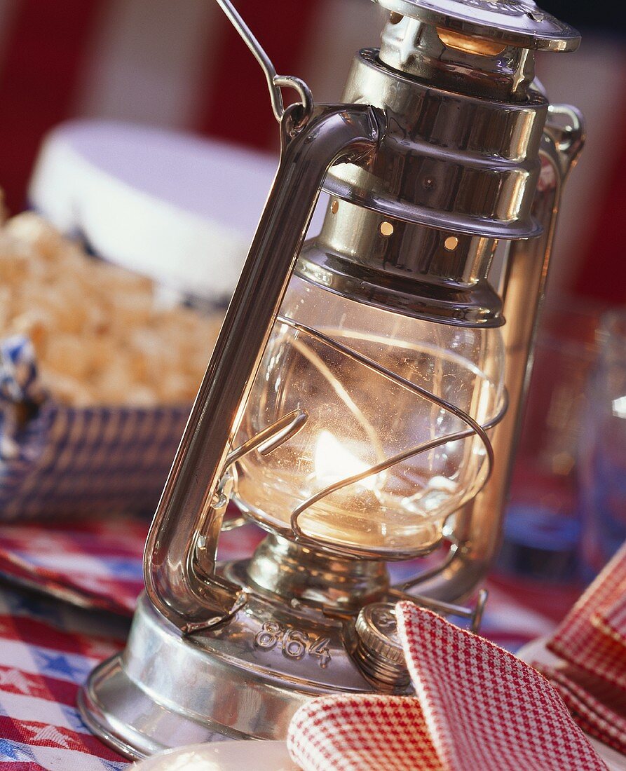 One hurricane lamp as table lighting at American snack party