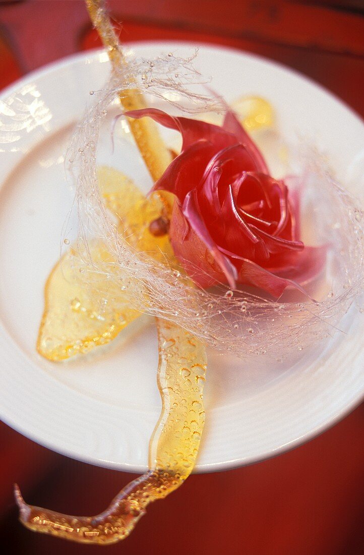 Kandierte Rose auf weißem Teller