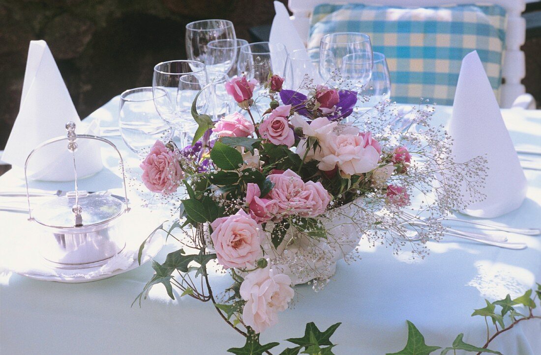 Rosenbouquet auf einem Hochzeitstisch