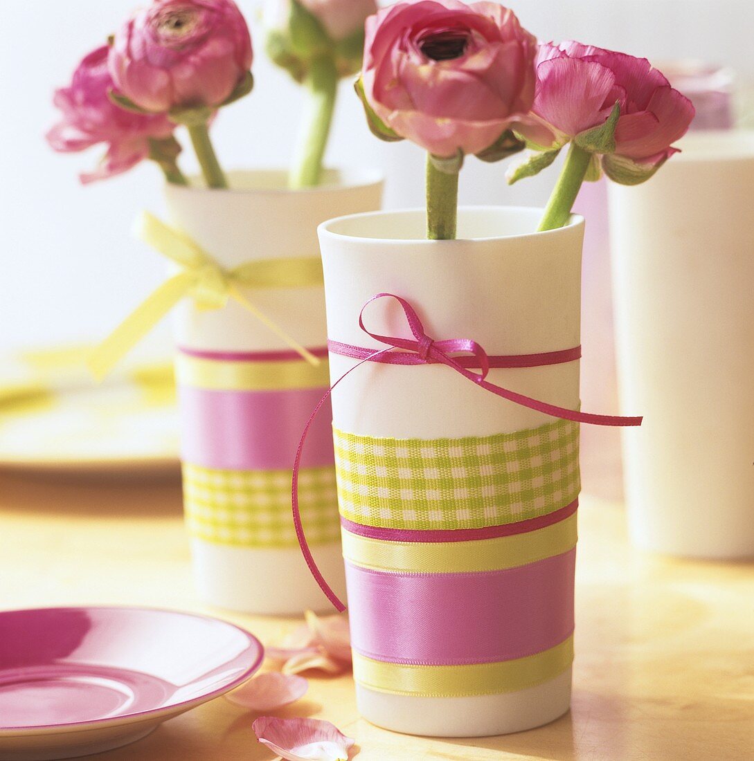 Springtime table decoration with pink flowers